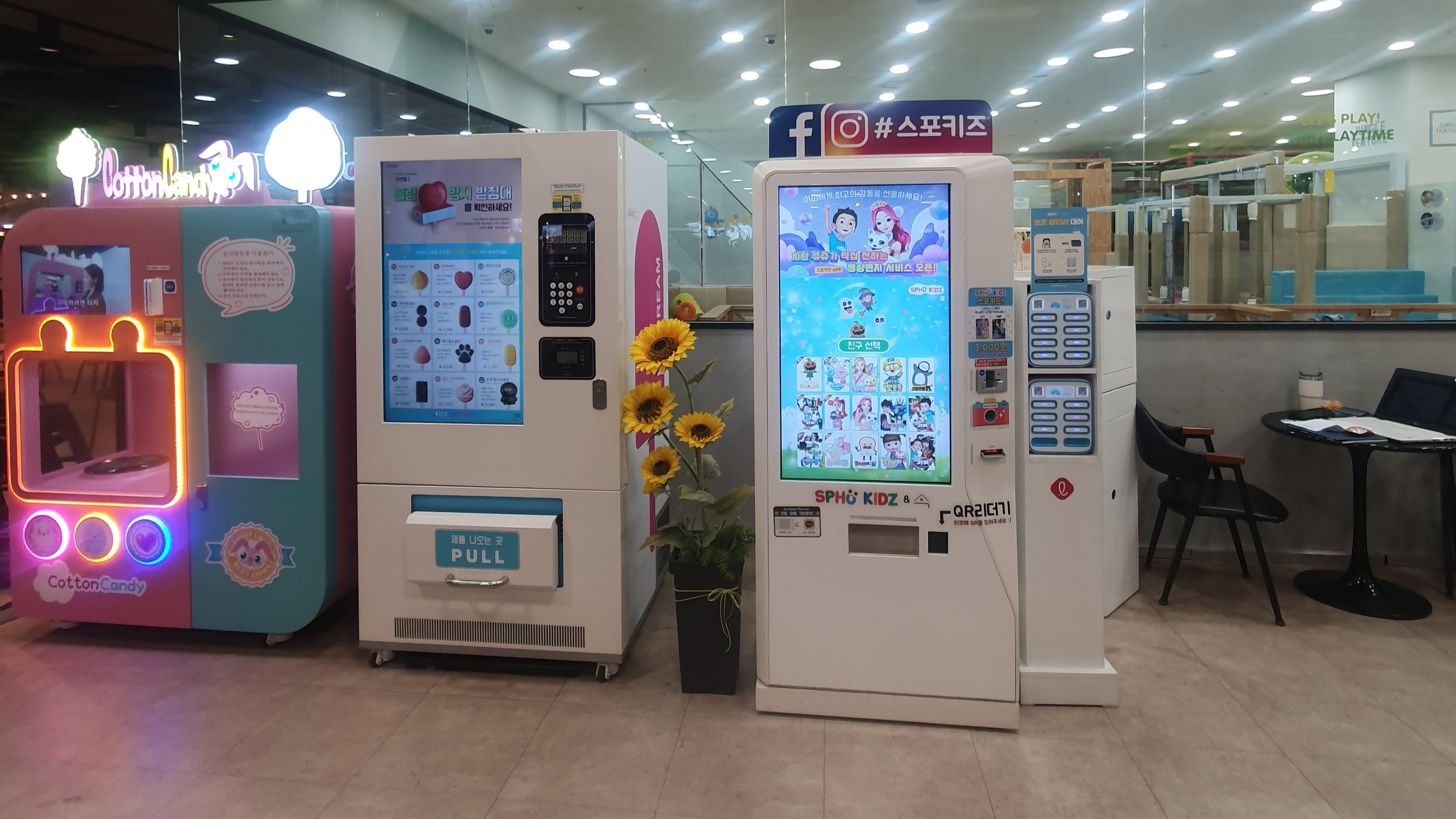 브레드이발소 키즈카페 공간에 설치된 스포키즈 포토 키오스크